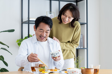 食事をするミドルの夫婦