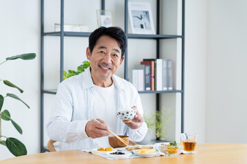 ご飯を食べるミドルの男性