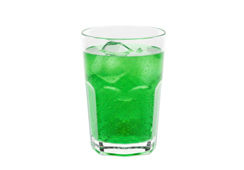 爽快な緑色、氷が輝く炭酸飲料グラス