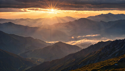 Le coucher du soleil dans les montagnes