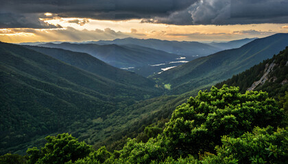 Le coucher du soleil dans la vall&eacute;e