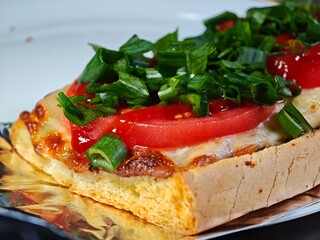 Zapiekana bagietka z mozzarellą pomidorem I szczypiorkiem 