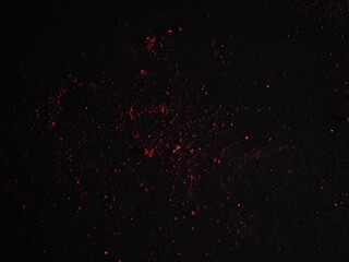 Purpurowy czerwony pył na czarnym tle delikatne ciemne tlo z drobinkami