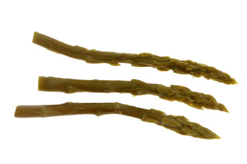 Trois asperges vertes en gros plan sur fond blanc