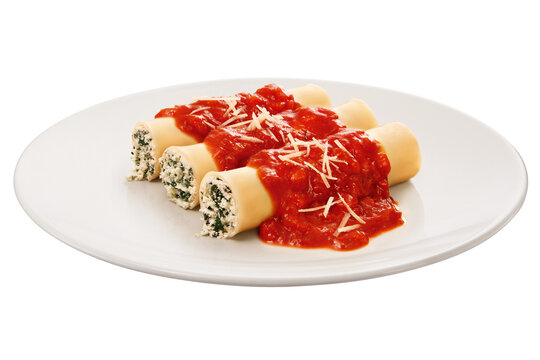 prato com deliciosa panqueca recheada de queijo ricota e espinafre isolado em fundo transparente