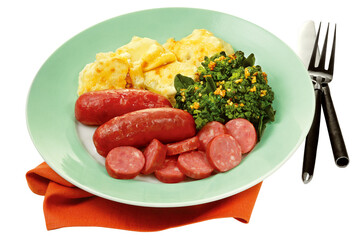 prato com linguiça grelhada acompanhado de brócolis com alho frito e batata gratinada isolado em fundo transparente