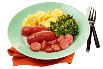 prato com linguiça grelhada acompanhado de brócolis com alho frito e batata gratinada isolado em fundo transparente