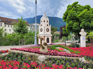 Figuren aus Blumen in der Passerpromenade, Blumenbeet, Meran, Südtirol, Italien, Europa