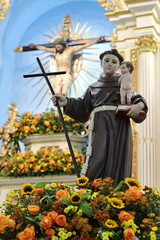 Imagem de Santo Antônio com Altar ao fundo, crucifixo