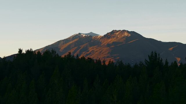 Amanecer en la reserva natural laguna La Zeta, en Esquel Chubut. Vista aerea de los cerros Colorado y Nahuel Pan