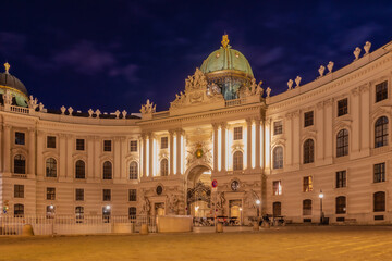 Wien - Michaelertrakt am Michaelerplatz und Fassade der spanischen Hofreitschule mit Herkules Gruppen bei Nacht