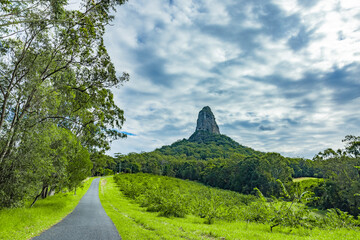 Landstrasse zum Mount Coonowrin m Glass House Mountains National Park