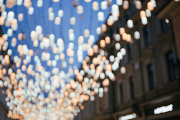 Fototapeta premium Soft Bokeh Lanterns Over City Street at Twilight