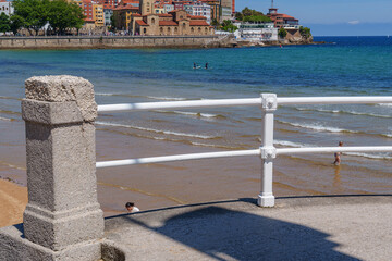 Gijon an der Küste in Spanien