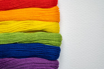 madejas de hilo de colores del arcoíris y comunidad lgbt con espacio para texto 