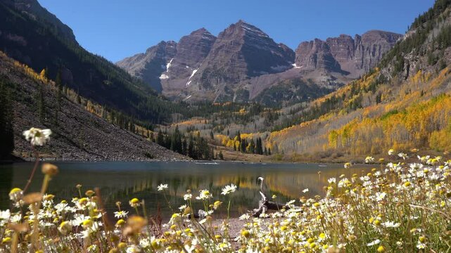 Maroon Bells in Autumn with Vibrant Yellow Aspen Trees &ndash; Scenic Colorado Fall Landscape