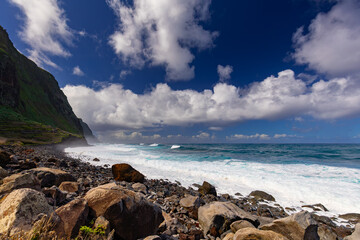 Krajobraz nadmorski z klifami, plażą i oceanem pod niebieskim niebem z chmurami, Achadas da Cruz, Madera, tło do pojektu © anettastar