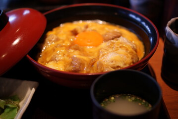 卵とじで煮込まれた熱々の親子丼と味噌汁が並ぶ和食ランチ

