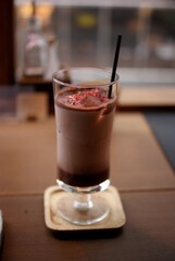 チョコレートシェイクにイチゴチップを浮かべたスイーツドリンク

