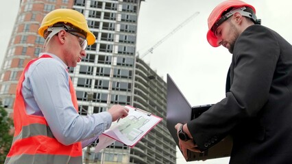 Work process on construction site, discussion of workers