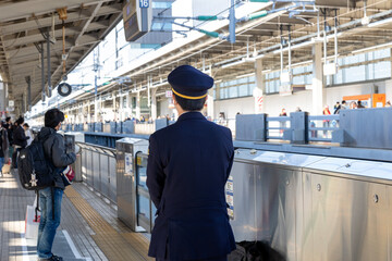 新幹線を待つ駅員