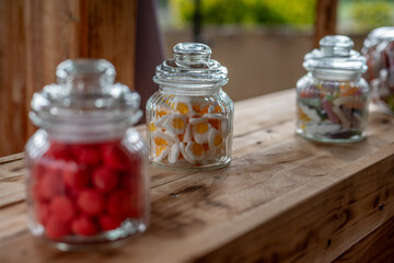 Le bar à bonbon candy bar pour les enfants pendant une cérémonie de mariage