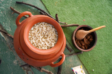 The essence of ancestral cuisine with mote and chicharr&oacute;n served in authentic clay pots