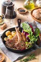 【ラムチョップのローズマリー焼き】ローズマリーをたっぷり使ったソースに漬け込んだ後、こんがり焼き上げたラムチョップ。香ばしい風味にハーブのアクセントが嬉しい一品です。