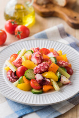 【蛸と夏野菜のマリネ】夏に旬を迎える蛸とカラフルな夏野菜をオリーブオイル、ワインビネガー・胡椒などであっさりとマリネに仕上げました。