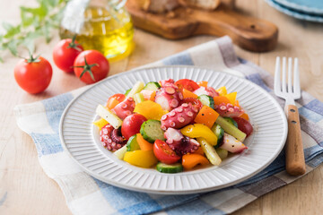 【蛸と夏野菜のマリネ】夏に旬を迎える蛸とカラフルな夏野菜をオリーブオイル、ワインビネガー・胡椒などであっさりとマリネに仕上げました。