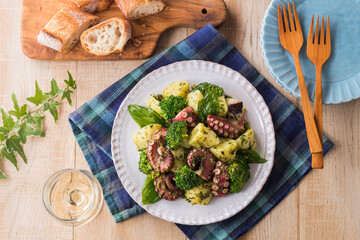 【たことブロッコリーのバジルサラダ】夏に旬を迎えるたことブロッコリー・じゃがいもをバジルソースで和えました。