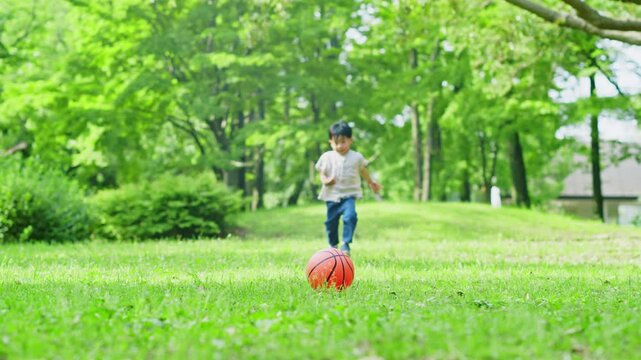 ボールを蹴る5歳の男の子