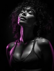Naklejka premium A woman with a black bra and a purple background