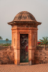 Torre de vigilancia en castillo medieval español con graffitis