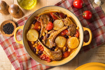 【ラムチョップのトマト煮込み】トマト・玉ねぎ・コンソメスープの旨味が染み込んだラムチョップトマト煮です。柔らかな肉質、ふっくらな食感。食べ過ぎてしまう一品です。