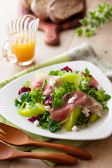 【アールスメロンと生ハムのサラダ】甘い果肉と生ハムの塩気が相性良いフルーツサラダ。カッテージチーズをアクセントに贅沢に楽しみます。