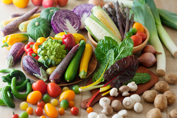 【オーガニック野菜】ロマネスコ・パープルスティック・ズッキーニ・リスタータ・パプリカ・ピュアホワイト・スイスチャードなど。彩り賑やかな野菜たち。