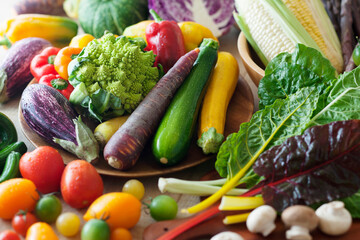 【オーガニック野菜】ロマネスコ・パープルスティック・ズッキーニ・リスタータ・パプリカ・ピュアホワイト・スイスチャードなど。彩り賑やかな野菜たち。