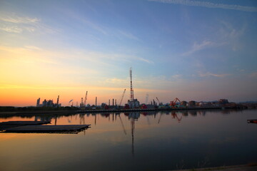 夕暮れ時の工場風景