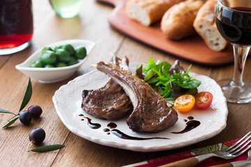 【子羊のソテーバルサミコソース】ニンニクとオリーブオイルでソテーした子羊の肉。