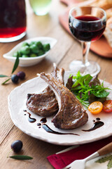 【子羊のソテーバルサミコソース】ニンニクとオリーブオイルでソテーした子羊の肉。