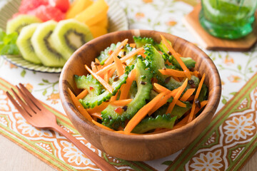 【ゴーヤとにんじんのサラダ】栄養満点な夏野菜のゴーヤをにんじんと彩り良く楽しむシンプルなサラダです。