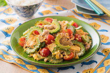 【ゴーヤチャンプルー】夏野菜のゴーヤを使った定番料理ゴーヤチャンプルーに夏野菜のトマトを加えた夏のアレンジ料理です。