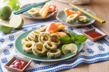 【ゴーヤのフリッター】夏野菜の王様ゴーヤのフリッター。夏の仲間パプリカとナスのフリッターも添えました。ライムたっぷり絞って楽しみます。