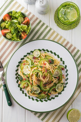 【ゴーヤと梅肉のパスタ】さっと茹でたゴーヤと梅肉・大葉・松の実を和えた夏のパスタ。仕上げに酢橘のスライスを散らして爽やか風味を楽しみます。