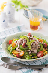 【ゴーヤの豚しゃぶサラダ】夏の定番メニュー「豚の冷しゃぶ」を夏野菜のゴーヤとトマトでいただくサラダです。
