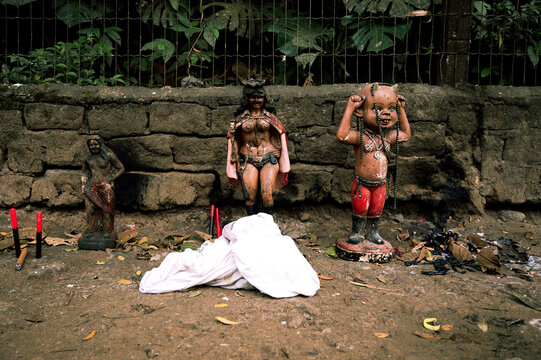 representation in sculpture of Pomba Gira and Exu Mirim, entities of the Umbanda religion.