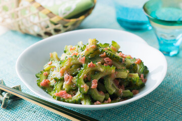 【ゴーヤのおひたし梅肉和え】さっと茹でたゴーヤを梅肉と和えたお浸しです。暑い季節にさっぱり楽しむ夏野菜料理。