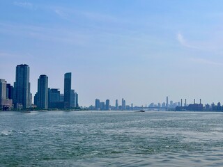 Obraz premium Skyline Across the Water on a Hazy Summer Day (New York, New York, USA) 