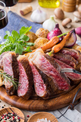 【和牛サーロインステーキ】塩と胡椒でシンプルにグリルした国産和牛ステーキ。 香ばしい焼目の下に柔らかな赤身を楽しめるレアに仕上げました。